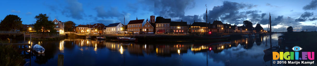 FZ033392-423 Harbour in Ribe at night